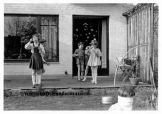 Seifenblasen am Kindergeburtstag 60er Jahre Seifenblasen am Kindergeburtstag 60er Jahre