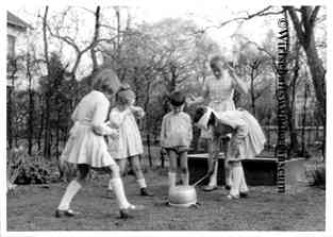 Topfschlagen am Kindergeburtstag 1960er Jahre Topfschlagen am Kindergeburtstag 1960er Jahre